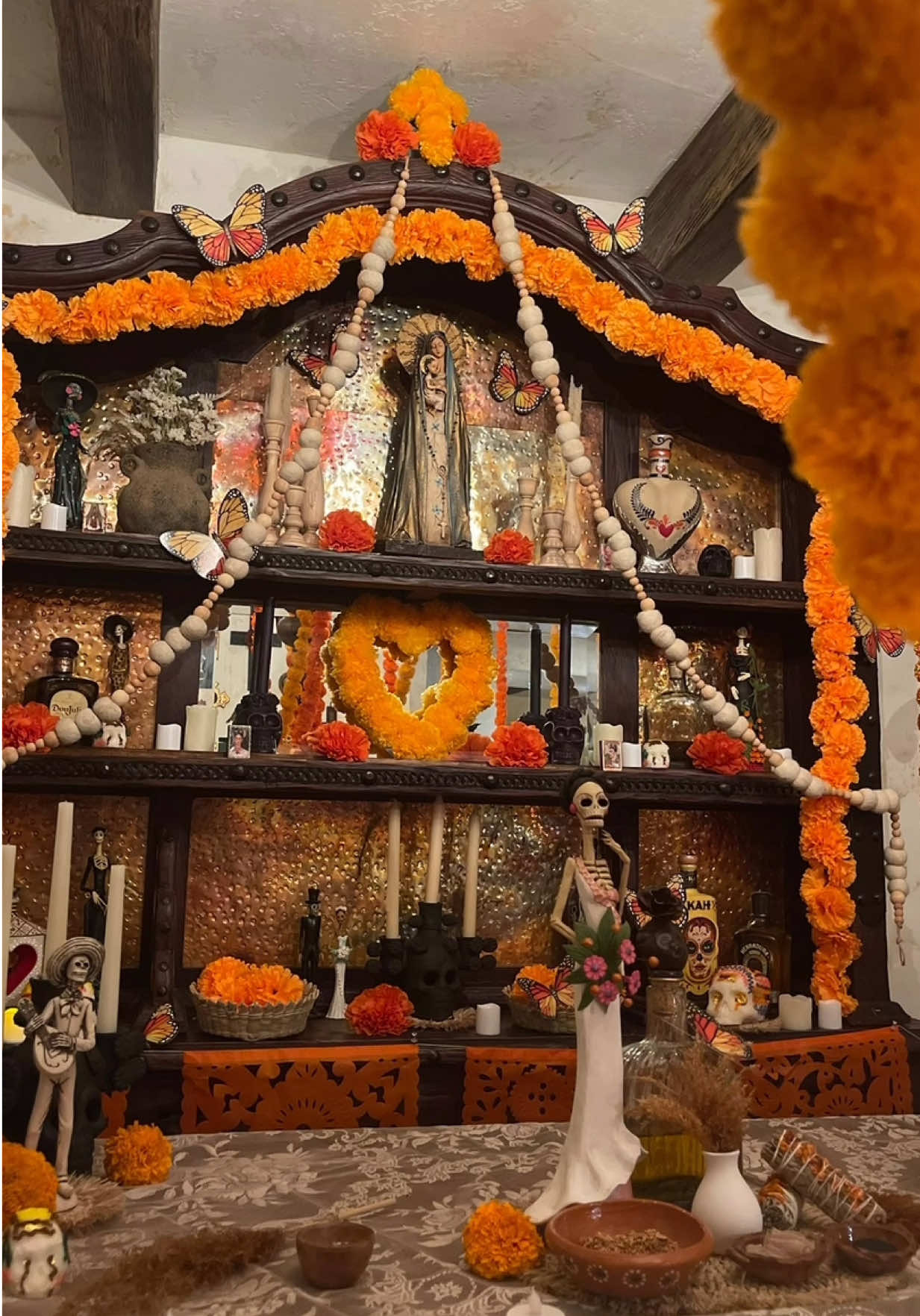 Día de muertos ofrenda ideas & home decor 🕊️🏵️💀✨ #diademuertos #ofrenda #altar #cempasúchil #dayofthedead 