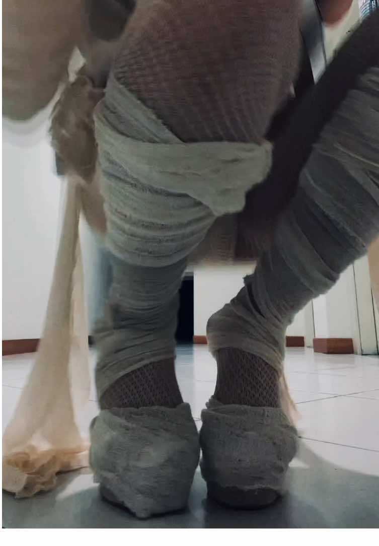 Mummy costume but make it fashion 🧟‍♀️ #halloweenlook #halloweencostume #mummycostume #halloween #spookyseason 