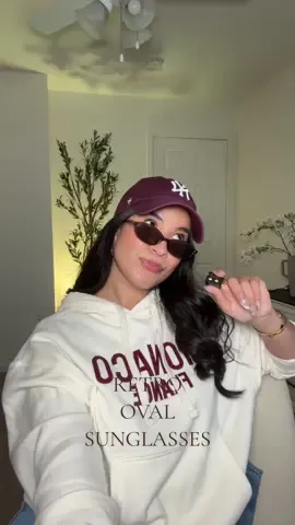Estos lentes me hacen sentir like THAT girl 🤭🤎 #retrosunglases #retroovalsunglasses #trendysunglassses #affordablesunglasses #cutesunglassses 