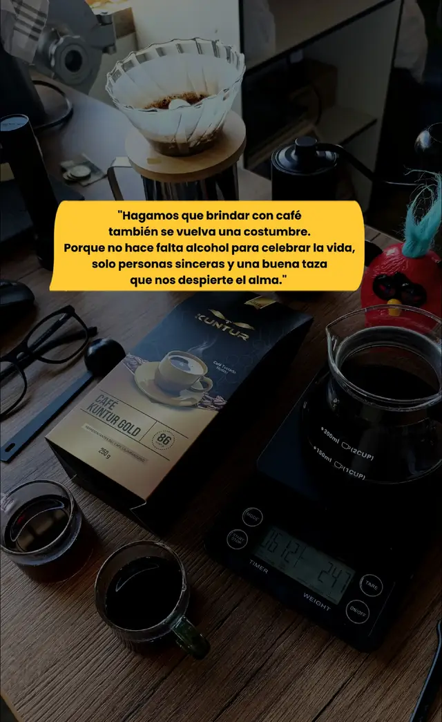 Hagamos que brindar con café también se vuelva una costumbre.  #frasedeldia #motivacion #cafe #frasesqueinspiran #amantesdelcafe 