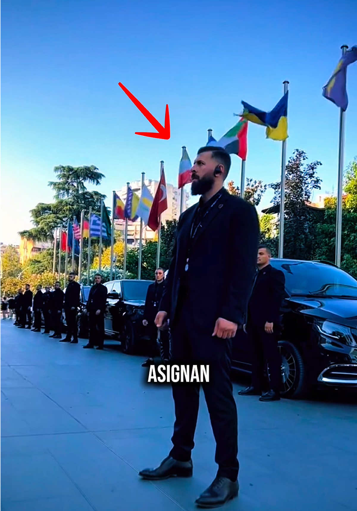 🛰️ Los DOCTORES SECRETOS de Bugatti Bugatti tiene un equipo que monitorea en tiempo real más de 10 000 señales de todos sus autos en el mundo. Si algo falla, los ingenieros vuelan directo a ti. #Bugatti #Supercars #CarFacts #BugattiChiron #Hypercar     