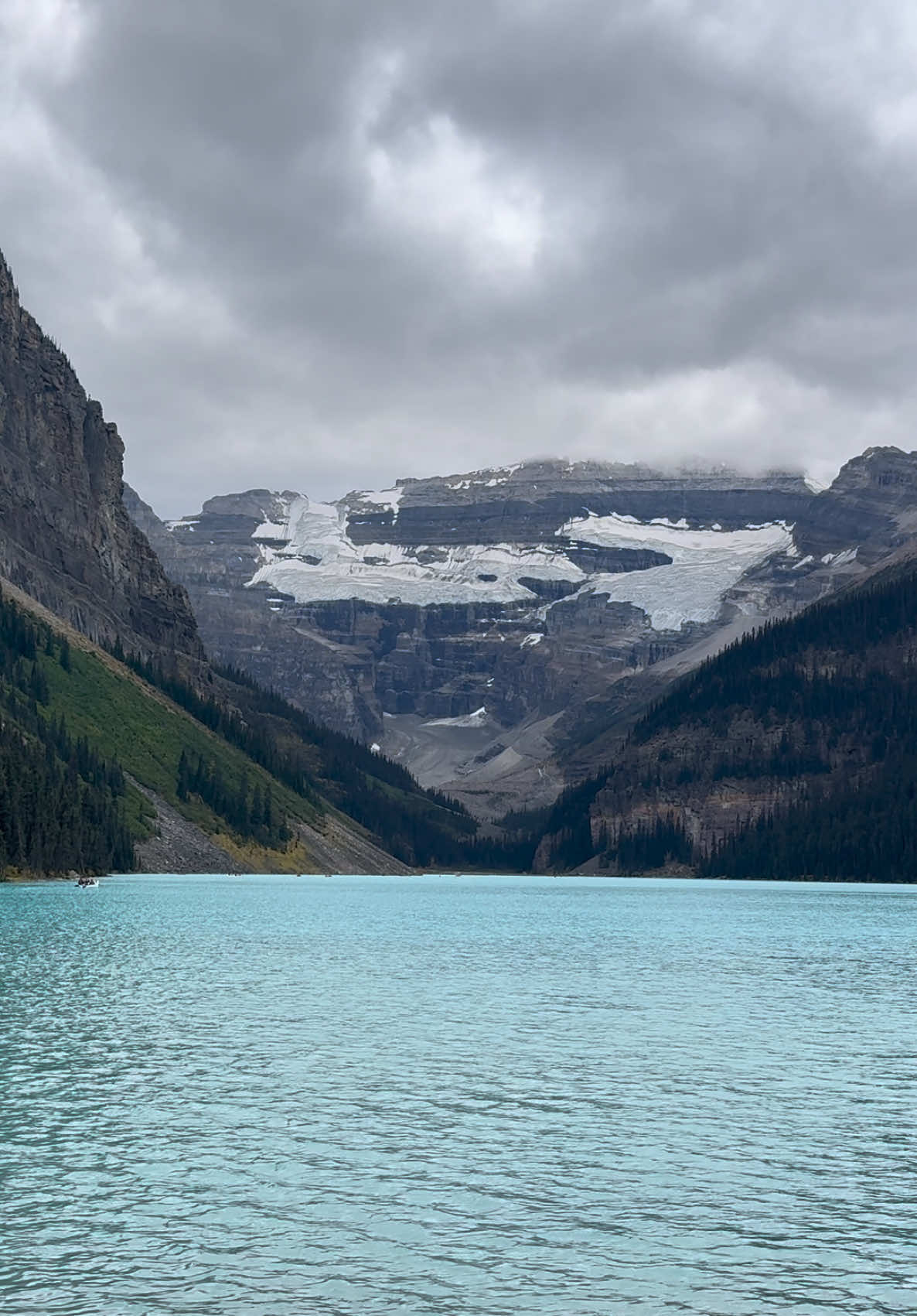 Grateful to see Alberta lakes, where every turn feels like a painting come to life. The water so still it mirrors the sky, the mountains standing quiet in the distance, and the air carrying that kind of peace you can’t put into words. No filter could ever capture what it feels like to just stand there and take it all in. 🥹✨ #TravelTiktok #Alberta #Lakes #fyp #Filipina 