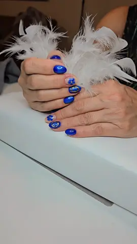 Elegante manicura llamativa en azul profundo con detalles artisticos y contrasts... efecto cat eye y con una delicado arte en flor, crea un estilo moderno y en tendencia #nails #nailsoftiktok #nailsart #nailslovers💅 