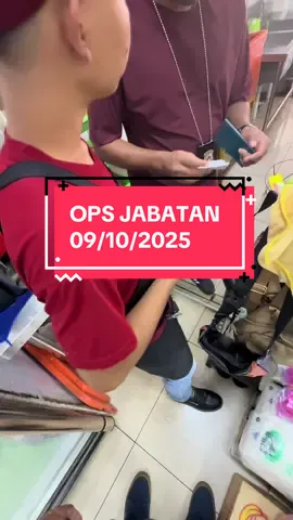 Replying to @Mohammad Shipon  @Pengarah Imigresen Selangor @IMIGRESEN SELANGOR 2  29 Pekerja Asing Ditahan Dalam Ops Belanja & Ops Selera Sekitar Selangor — Termasuk Pekerja Gerai Durian SHAH ALAM, 9 Okt 2025 – Tindakan tegas Jabatan Imigresen Malaysia (JIM) Negeri Selangor membuahkan hasil apabila 29 pekerja asing ditahan dalam Operasi Khas Imigresen dinamakan Ops Belanja dan Ops Selera, yang dijalankan sekitar Selangor hari ini. Operasi bermula jam 11.30 pagi itu disertai oleh 17 pegawai penguat kuasa JIM Selangor, menumpukan pemeriksaan terhadap beberapa premis makanan dan gerai jualan, termasuk sebuah gerai durian di Petaling Jaya yang dipercayai menggaji warga asing tanpa dokumen sah. Menurut jurucakap JIM Selangor, seramai 34 individu diperiksa, dan hasilnya 29 ditahan atas pelbagai kesalahan di bawah Akta Imigresen 1959/63 serta Peraturan-Peraturan Imigresen 1963. “Tahanan terdiri daripada warga Myanmar, Bangladesh, Indonesia dan Nepal. Ada yang tiada dokumen perjalanan, tinggal melebihi tempoh sah, serta melanggar syarat pas lawatan kerja sementara,” ujar jurucakap tersebut. Kesalahan utama yang dikesan termasuk: 	•	Seksyen 6(1)(c) – Tiada dokumen perjalanan yang sah 	•	Seksyen 15(1)(c) – Tinggal melebihi tempoh dibenarkan 	•	Peraturan 39(b) – Melanggar syarat pas yang diberikan Selain itu, dua majikan tempatan turut dikenalpasti, manakala dua saman saksi dikeluarkan bagi membantu siasatan lanjut. Kesemua tahanan telah dibawa ke Depoh Tahanan Imigresen Semenyih, Selangor untuk proses dokumentasi dan siasatan lanjut. #jimselangor #imigresenmalaysia #integritiprofesionalmesra #pati #penguatkuasa 