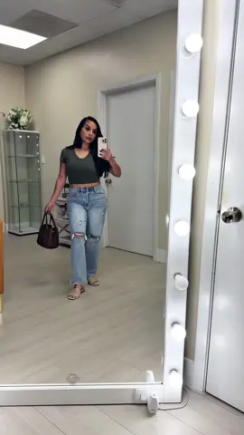 I always have trouble finding jeans that fit perfect & @Fashion Nova jeans never disappoint 😮‍💨 #fashionnova #womensfashion #outfitinspo #trendingvideo #tiktokshopholidayhaul 