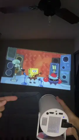 Projetor HY300 vai transformar o seu quarto em um cinema! 🚨 Corre pra live! . #projetor #projetorhy300 