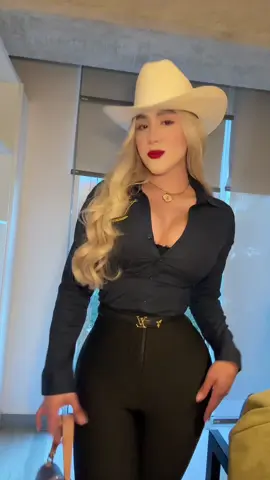 total ya es tarde pa soñarrrre 🤠 #pmga000 #mujeresacaballo #ootdvaquero #sombreros 
