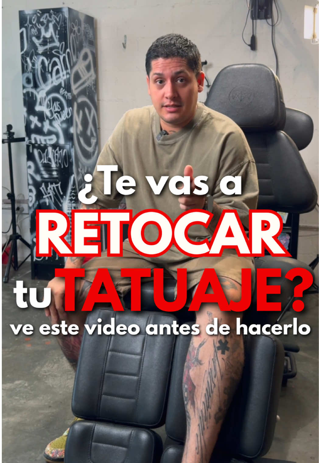 ¿Vas a agendar tu retoque? Espera tantito 👇 ✅ No todos los tatuajes lo necesitan, algunos cicatrizan perfecto desde la primera vez. ⚠ Si perdió un poco de tinta en zonas pequeñas, no vale la pena volver a abrir la piel. ⏳ Nunca lo hagas al mes, si lo necesita tan pronto, algo falló en la aplicación. ☀ Los retoques se hacen después de varios años o si estuvo muy expuesto al sol. 💬 Espera al menos 2 meses para ver si realmente lo requiere. Si decides hacerlo, hazlo con el mismo artista ➡ conoce tu pieza y la mejora sin dañarla. Si quieres tatuarte mándame un mensaje, y mándale este video a tu amigo que no se cuida sus tatuajes 😅 #Tattoo #Tatuajes #TattooArtist #Tatuador #ElArquiRe