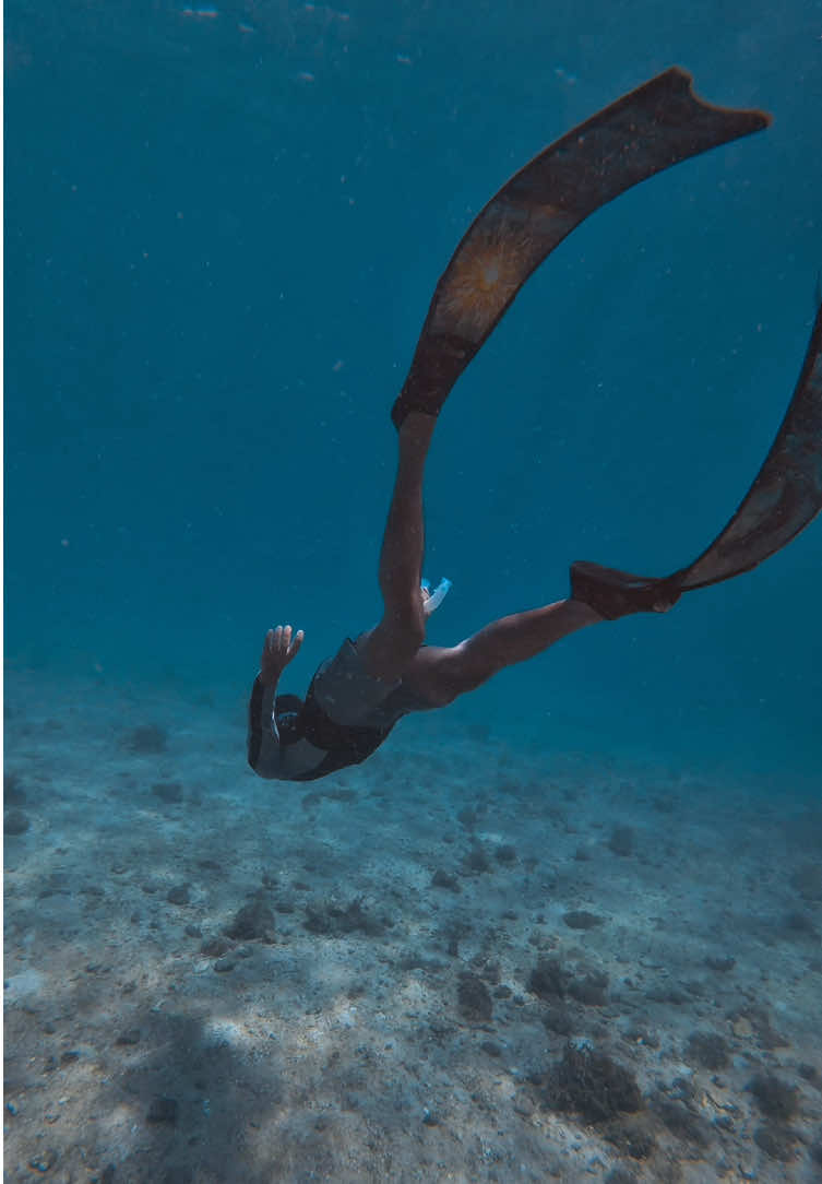 Its something like a daydream but i feel so seen in the depths for now its only me and maybe thats all i need, for now #freedivinglife #freediveph #freedivingcommunity 