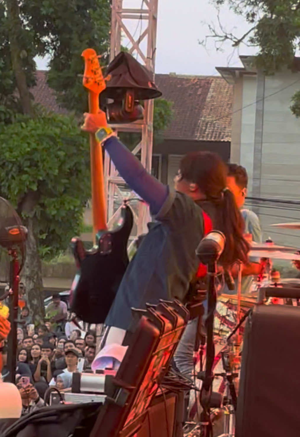 Mendapat kesempatan menggantikan petugas asli yg berhalangan.. bekerja bareng mereka. Band favorit yang semasa ngeband bawain lagu2 mereka. Tak bisa berkata2.. alhamdulilah.. terharu.. ❤️ #kotak 