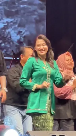 Ces ces ces … cuma tong p Ibu Gub yg boleh goyang bgni 😍 @TOTON CARIBO #hutmalukuutara26 #gubernurmalukuutara #lagutimur 