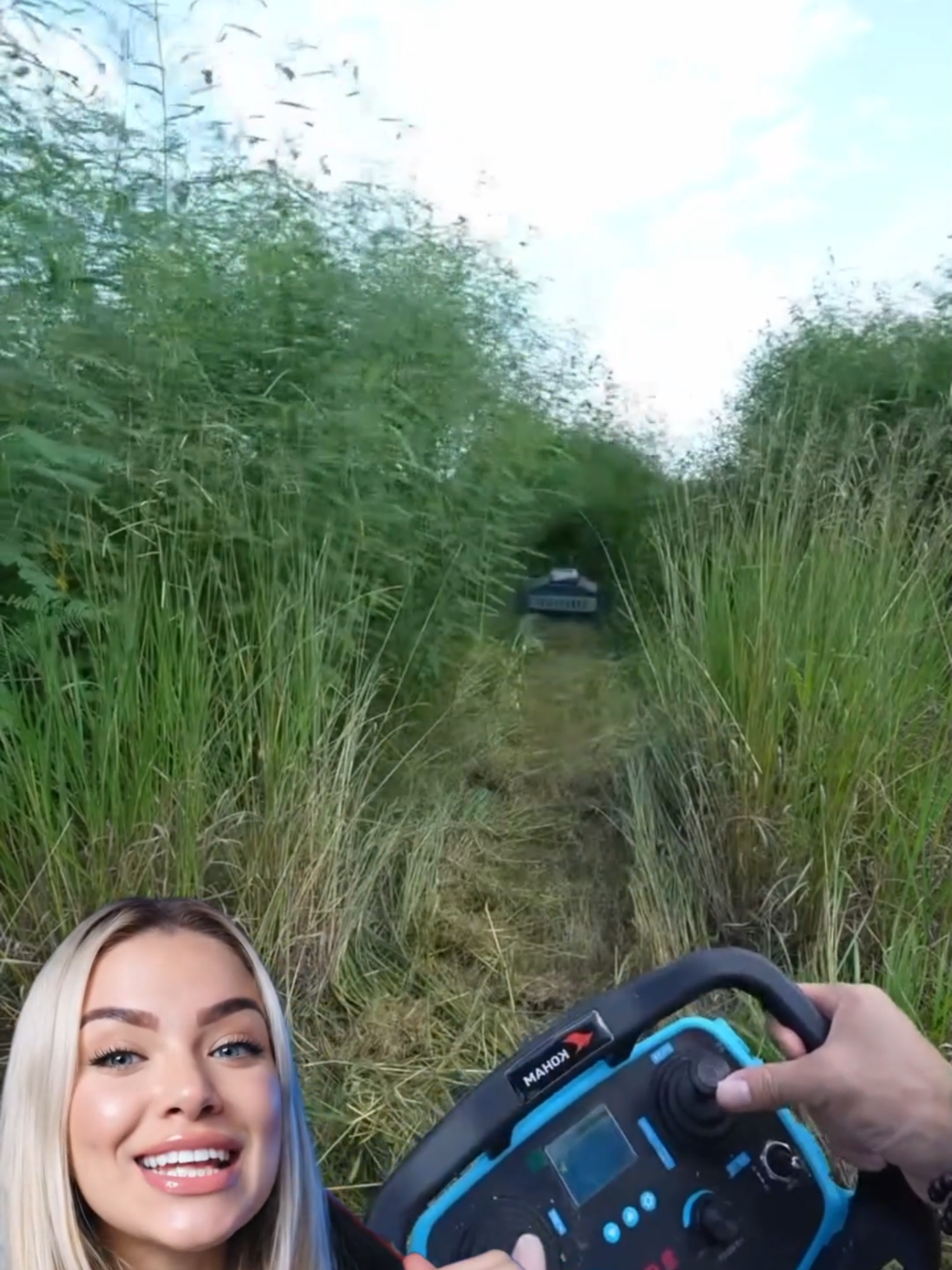 Cortador de grama...🌱✂️ Os cortadores de grama robóticos da Koham estão transformando a maneira como cuidamos dos jardins. Essas máquinas usam sensores inteligentes para mapear o terreno, identificar obstáculos e calcular a melhor rota de corte — tudo de forma autônoma, sem precisar de ninguém por perto.  Assim como um aspirador robô, o Koham trabalha sozinho, volta automaticamente para a base de recarga e mantém o gramado sempre uniforme. Alguns modelos ainda contam com GPS, controle via aplicativo e sistemas de segurança que pausam o corte ao detectar movimento próximo.  É o tipo de tecnologia que mistura eficiência, precisão e sustentabilidade, economizando tempo e energia. O futuro dos jardins já começou — e ele vem em formato de robô.  Você já tinha visto isso antes?  Deixa um comentário! #tecnologia #curiosidades #zafireage