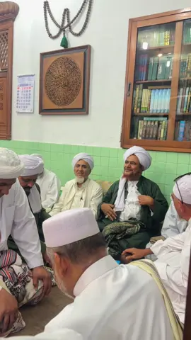 Terpikat, luluh, meleleh, terenyuh, terpana seluruh hati seketika ketika menatap senyum beliau 😇 HAUL SOLO 2025 : Ketika dua Muallif Maulid (Maulid Simthudduror & Maulid Addhiyaullami’) yg keduanya sangat Masyhur, terkumpul SIR nya dalam satu momen yg terkenal dengan julukan “HAUL SOLO” yg diadakan di suatu negara yg begitu banyak manusia mencintainya. Madad Ya Abu Salim, Syailillah Ya Habibana Ali. Semoga hati kita selalu terikat dengan para beliau. #habibumarbinhafidz #haulsolo #solo #habibumar #habib 