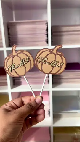 Used Gold Glitter cardstock to make these Thanksgiving cupcake toppers.  Sold in packs of 10 from Thecraftprintshop . Com  #papercrafts #cupcaketoppers #diypartydecor #cricutmade #cricutprojects 