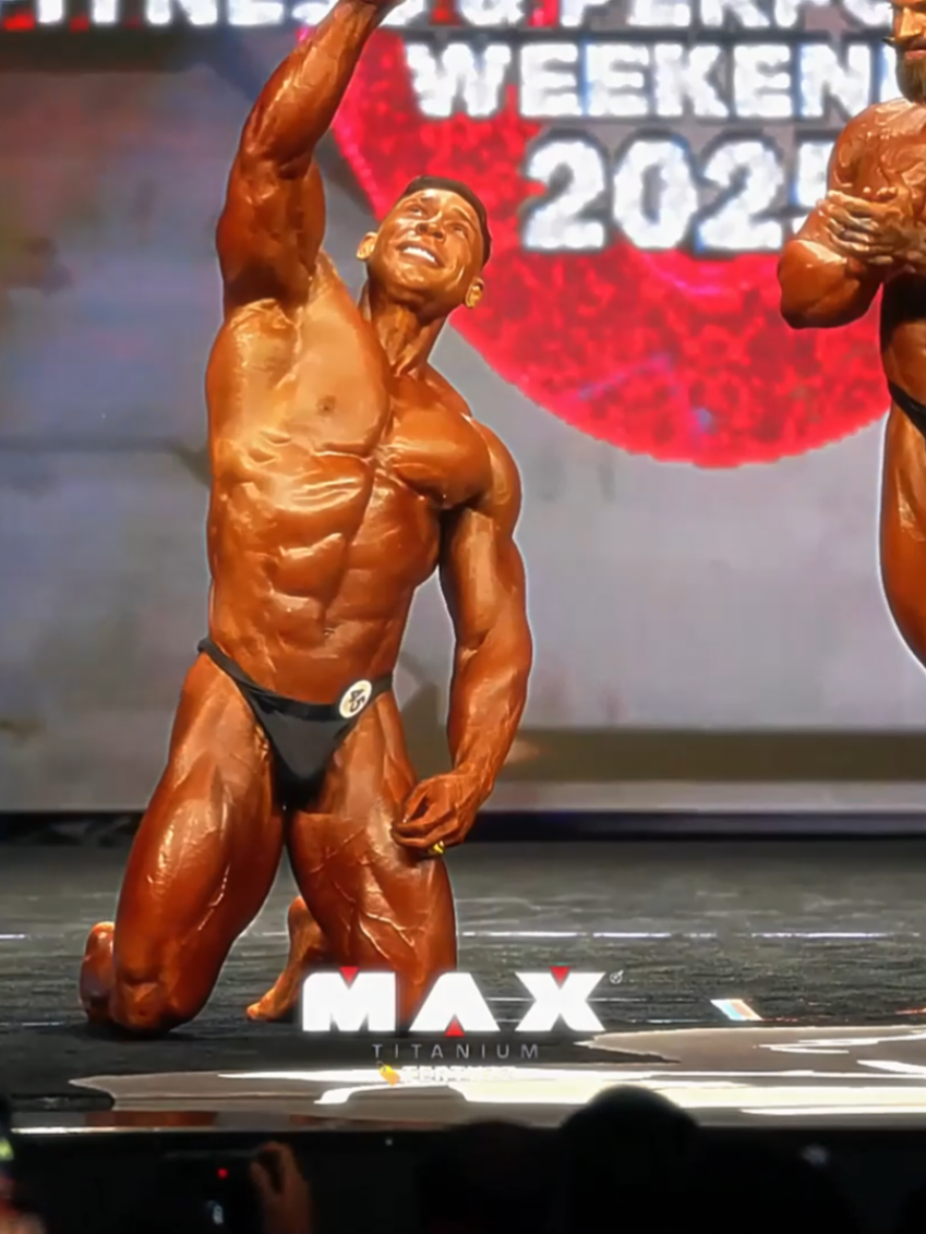 Ramon Dino Campeão do Mr. Olympia! 👑 | Cupom de Desconto 🏷 TERTUZZ na @Max Titanium - Loja  #ramondino #gymedit #mrolympia #maxtitanium #bodybuildingmotivation 