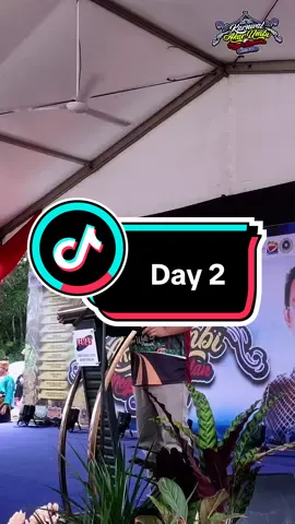 🎉 Sorotan Hari Kedua 🎉 𝐊𝐚𝐫𝐧𝐢𝐯𝐚𝐥 𝐀𝐤𝐚𝐫 𝐔𝐦𝐛𝐢 & 𝐒𝐚𝐦𝐛𝐮𝐭𝐚𝐧 𝟓𝟎 𝐓𝐚𝐡𝐮𝐧 𝐅𝐄𝐋𝐃𝐀 𝐏𝐚𝐬𝐨𝐡 𝟎𝟐 Hari kedua dimulakan dengan Family Fun Walk yang disertai oleh pelbagai lapisan masyarakat dari Jelebu dan Jempol. Suasana cukup meriah dengan semangat kebersamaan dan kekeluargaan warga FELDA! 👟💛 Majlis diteruskan dengan Perasmian Penutup oleh YB Dato’ Seri Jalaludin Alias, Ahli Parlimen Jelebu, yang turut menyempurnakan simbolik penutupan karnival. 🎤✨ Acara kemuncak hari ini diteruskan dengan Panjat Tiang Licin, yang gamat dengan sorakan dan gelak tawa penonton menjadi bukti semangat akar umbi masih hidup dan segar di Pasoh 02! 💪😂 🎥 Video disediakan oleh Team Isz Production 🌿 5 Dekad Bersama, Selamanya Terasa 🌿 #KitoPasoh2 #50TahunPasoh2 #AkarUmbi2025 #IszProduction #SelamanyaTeraso