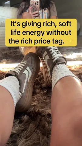 Steve Madden espresso sneakers are the trending fall shoes of 2025. #fallstyleinspo #fallshoes #trendingshoes #neutraloutfits #everydayoutfit 