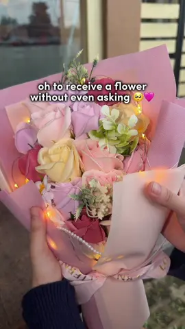 imagine u received a flower? again imagine — 🥺 #bouquet #bouquetofflowers #giftforgirlfriend #christmasgiftideas #flowerforher 