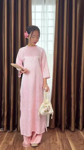 Áo dài Gấm Hoa Gió form suông cho các nàng thơ với gam màu hồng nhẹ nhàng#aodaitranghai #aodaicachtan #xuhuong 