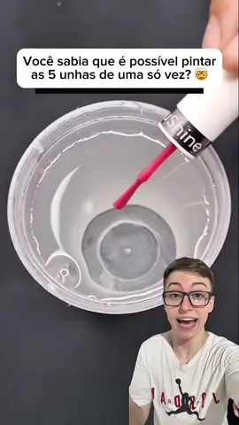 Pintar as 5 unhas de uma só vez é possível e o resultado fica perfeito! 💅 É só pingar 4 cores de esmalte da sua preferência na água natural, misturar ali com um palitinho formando esses desenhos, fazendo os risquinhos, e mergulhar os dedos. O efeito marmorizado aparece na hora, sem precisar de pincel ou salão! ✨ . Gostou? Já segue @truquesdoedu para ➕ conteúdo como esse! . Créditos: @ nailart_by_teju . . . . . #unhafeita #manicure #unhafeita #unhasdecoradas #unhasperfeitas