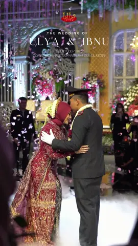 💍 Royal Wedding of dr. Ulya & Ipda Ibnu 💍 Terima kasih telah memilih Lila Catering sebagai bagian dari perjalanan indah ini, menghadirkan sajian terbaik untuk hari yang tak terlupakan 💐 📲 Info & Reservasi: 0813 3571 0579 📸 Instagram: @lilacateringkediri 🎶 TikTok: Lila Catering Kediri 📘 Facebook: Lila Catering Kediri 📍 Kediri, Jawa Timur Best Team & Vendor Collaboration : Wedding Organizer : @ulfamerdekawo MUA : @heramua @aliva.zhafira Dekor : @nafisahdekorasi_official Catering : @lilacateringkediri Entertainment : @gemahripahband Photobooth : @jigsphotobooth MC : @vickyawwalansyah —— #LilaCatering #WeddingDreams #Wedding2025💍 #TrendCatering2025 #CateringWedding #MomentBahagia #GrahaLilaSemesta