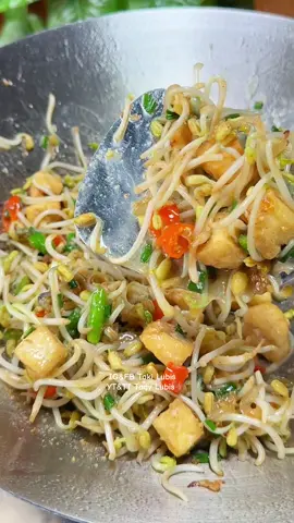 Tumis taoge simple mix tahu  Bahan  -2 SDT Desaku Bawang putih bubuk  -1/2 SDT Ladaku Merica Bubuk  -3/4 SDT Garam  -3/4 SDT Gula  -3 SDM bawang Merah  -4 buah cabe rawit  -1 btg daun bawang  -200 gr taoge  -2 SDM  air  #tumistoge_satset #resepsatset #resepsatset_rudy #masakansimple #masakanrumahan   