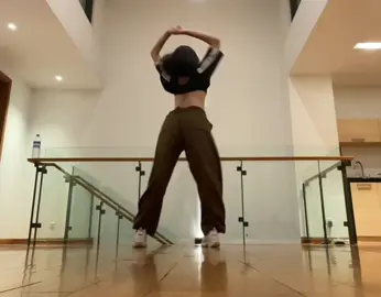 Long time no home practice.  💪🏻🩷 #dancer #smackthat #dancepractice #homestudio #mwdancestudio 