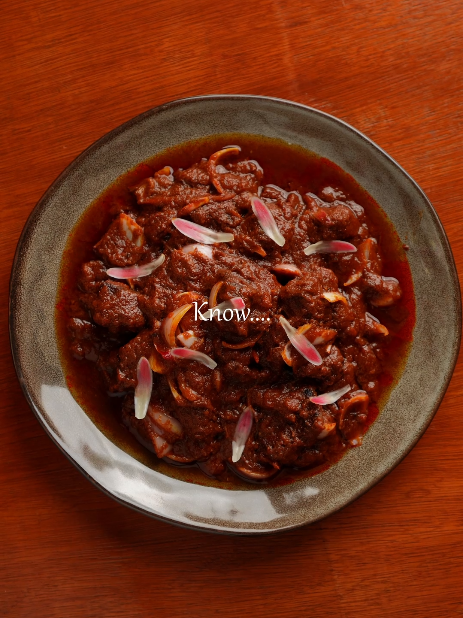 Sebab saya baru putus cinta, hati rasa tak tenang, jadi saya tenangkan diri dengan memasak makanan yang sedap. Daging Masak Merah Bahan-bahan: -Stock Tulang Tulang secukupnya Serai – 1 batang, dititik Halia keping – 3 pcs Lengkuas keping – 2 pcs Air – secukupnya Daging Daging – 500g, dipotong dadu Garam – secukup rasa Lada hitam – secukup rasa Bahan Tumis (digiling/blend) Cili giling – 1 cawan Cili merah – 10 biji,  Bawang merah – 2 biji Bawang putih – 3/4 ulas Halia – 2 cm Lengkuas – 2 cm Bahan Tumis Rempah Serai – 1 batang, dititik Lengkuas – 2 cm, diketuk Bunga lawang – 2 helai Cengkih – 3 ulas Buah pelaga – 3 biji Kayu manis – 1 batang Bahan Lain Susu cair – 200 ml Tomato ketchup – 5 sudu besar Tomato segar – 2 biji, dipotong dadu --- Cara Memasak - Sediakan Stock Tulang 1. Masukkan tulang, serai, halia, lengkuas dan air ke dalam periuk. 2. Masak dengan api perlahan selama 8 jam hingga tulang empuk dan kuah berperisa. 3. Toskan tulang dan ketepikan stok. - Sediakan Daging 1. Gaulkan daging dengan garam dan lada hitam hingga rata. 2. Goreng daging sehingga keemasan. Ketepikan. - Tumis Bahan Blend 1. Blend cili giling, cili merah, bawang merah, bawang putih, halia dan lengkuas hingga halus. 2. Panaskan sedikit minyak dalam kuali, tumis bahan blend hingga pecah minyak dan wangi. -Tumis Rempah 1. Masukkan serai, lengkuas, bunga lawang, cengkih, buah pelaga, dan kayu manis. 2. Tumis sebentar hingga rempah mengeluarkan aroma. -Masak Daging 1. Masukkan daging goreng ke dalam kuali. Gaul rata dengan bahan tumis. 2. Masukkan stok tulang secukupnya untuk menghasilkan kuah yang sedikit pekat. 3. Masukkan susu cair, tomato ketchup dan tomato segar. 4. Masak dengan api perlahan sehingga daging empuk dan kuah pekat. - Sesuaikan Rasa 1. Tambah garam dan lada hitam jika perlu. 2. Hidangkan panas bersama nasi putih.  #masakanrumahan #dagingmasakmerah 