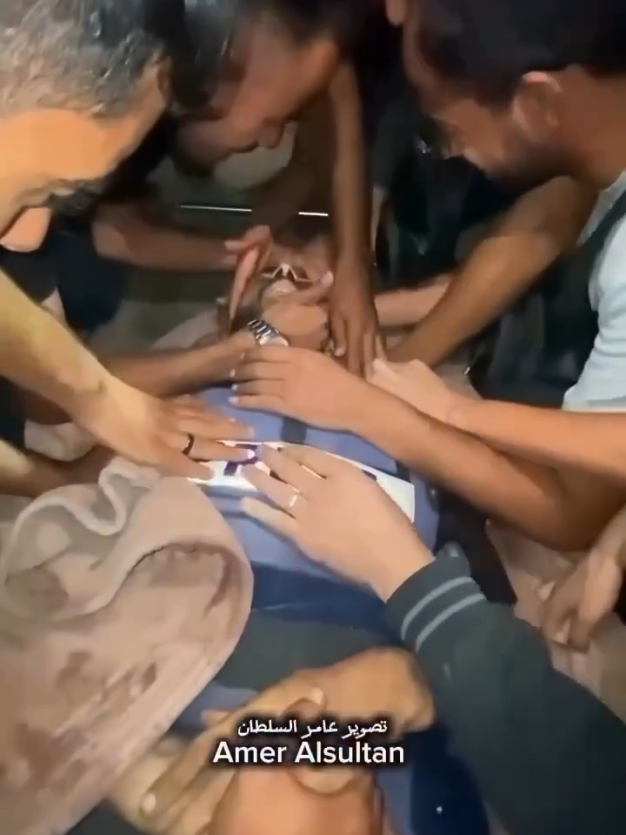 Innalillaahi wa Innaa ilaihi rooji'uun saleh 😭💔. Wartawan Saleh Al-Ja'frawi dilaporkan telah sahid di lingkungan Al-Sabra di Kota Gaza. Dia dikenal karena mendokumenkan rasa sakit dan ketahanan Gaza melalui visual dan kata-katanya yang kuat - suara kebenaran di salah satu tempat paling berbahaya di dunia bagi jurnalis. #palestina #gaza #saleh #sahid #sedih 