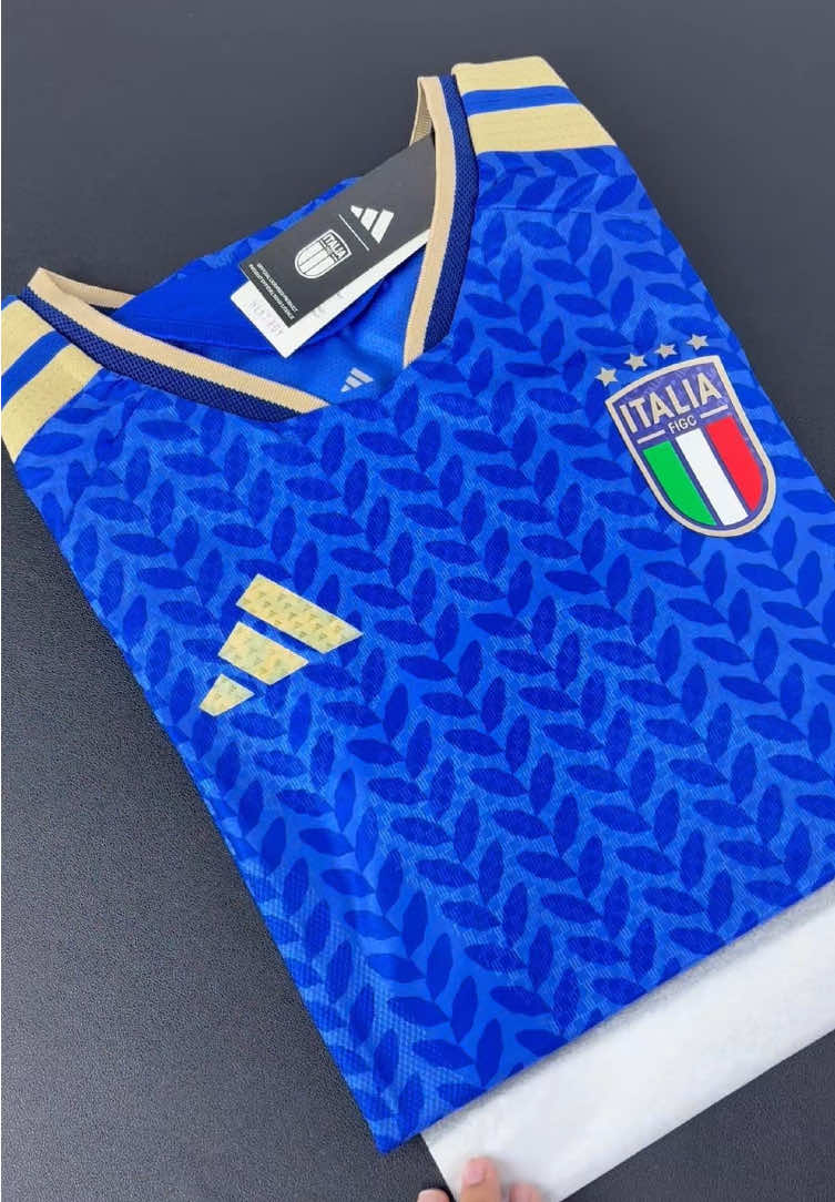 The new home jersey of Italy for the 2026 World Cup. Have you ever seen such an amazing jersey?#fyp #Italy #footballjersey #newjersey #footballtiktok 