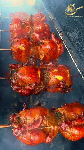 Ayamnya utuh dari kepala sampai ceker, di guling di atas bara serabut kelapa, ada sayur daun singkong di dalam perut ayam yg di guling, dengan bumbu rempah khas bali meresap dan menyatu sampai daging terdalam, memiliki aroma yang smokey dan rasa yg juicy berempah, sudah termasuk sambal yg pedas menggoda pemesanan WA 0811-384-548 lokasi Dalung, Bali