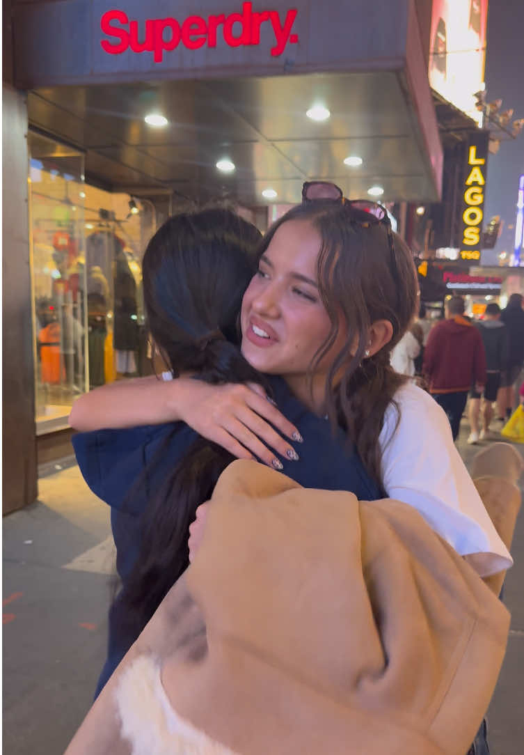 Oh MY GOD🫢 This was another dream come true!! I still can't believe this happened. 2022 Majo is sobbing right now 😭I'm so grateful this happened. They're both such amazing and talented people, and being able to talk to them and take a picture together was awesome. Thanq u so much!!@Madeleine @Violet McGraw #theblackphone #fyp #violetmcgraw #madelinemcgraw #dreamcometrue 