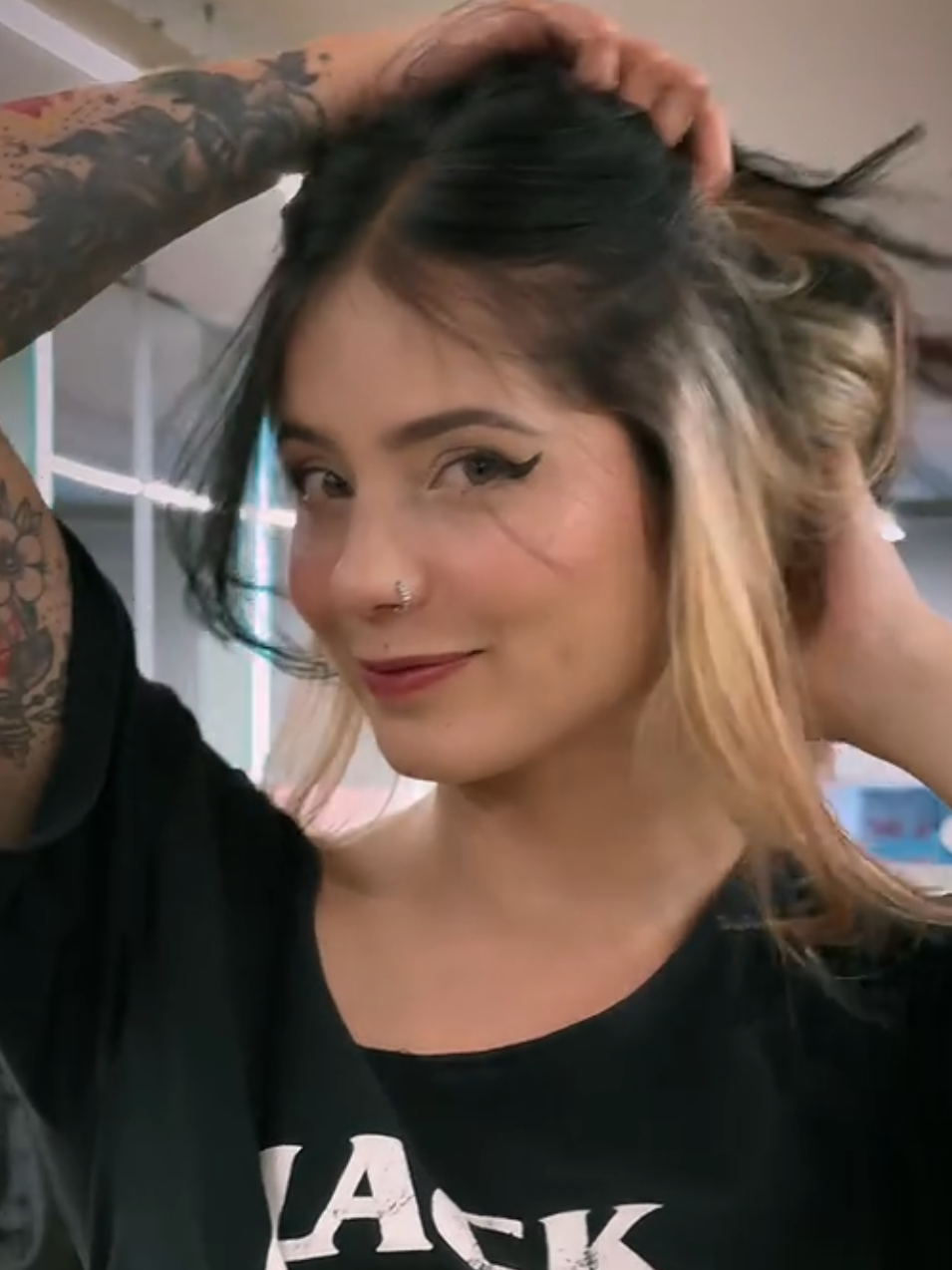 Aquí hacemos asesoría y de vez en cuando uno que otro milagro 🥹🙂‍↕️🤭❤️ #salondebelleza #bogota #fyp #undercolorhair #platinum 