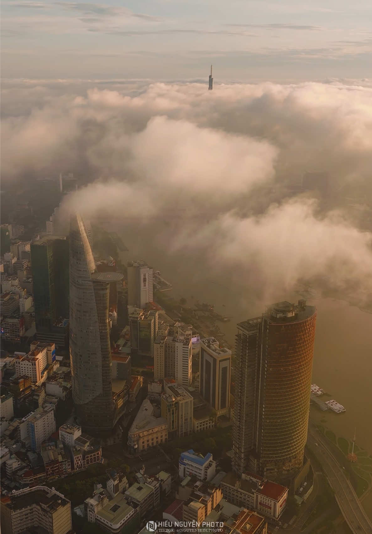 Mây cứ thong thả trôi qua những tòa nhà, nắng lại khẽ phủ lên từng ô cửa kính. Cả thành phố bỗng dịu đi giữa nhịp sống hối hả chỉ còn lại chút bình yên lơ lửng giữa trời #sanmay #thanhphohochiminh #saigon #binhminh #skyline 