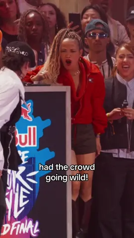 got everyone on their feet 😮‍💨 Jaira Joy 🎶 @Bad Bunny #redbulldanceyourstyle #dance #dancebattle #reactions #crowd 