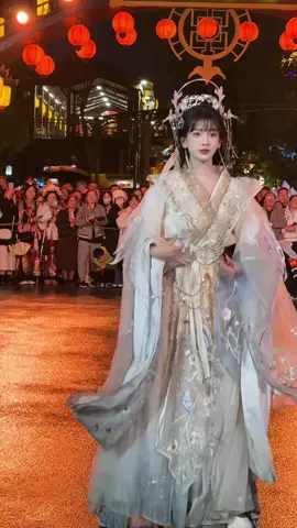 这个斗舞节奏感爽，依然有劲儿 #心碎小甜 #嗲分 #万岁山武侠城#万岁山武侠城遇上菊花节#万岁山千菊展太美了 