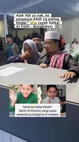 capek ya allah nangisin berita ini😭 bapak/Ibuk niat kalian memasukan anak2 ke ponpes agar anak2 menjadi orang yang sholeh dunia akhirat dan skrng niat dan tugas mu telah berhasil. nanti kalian bertemu di pintu surga dan anak mu orang pertama yang menyambut dengan senyum dan pelukan di hadapan Allah Swt. capek ya allah nangisin berita ini😭 dek jangan lupa mampir ke mimpi orang tua kalian ya wahai syuhada berpamitan dan tenang kan ayah dan ibu mu. beritahu pada orang tua kalian bahwa tempat baru kalian jauh lebih indah dr pada dunia.. semoga Allah menempatkan kalian di barisan paling depan di pintu surga Allah 🤲#haikal #sidoarjo #pondokalkhoziny #Buduran #fyp 