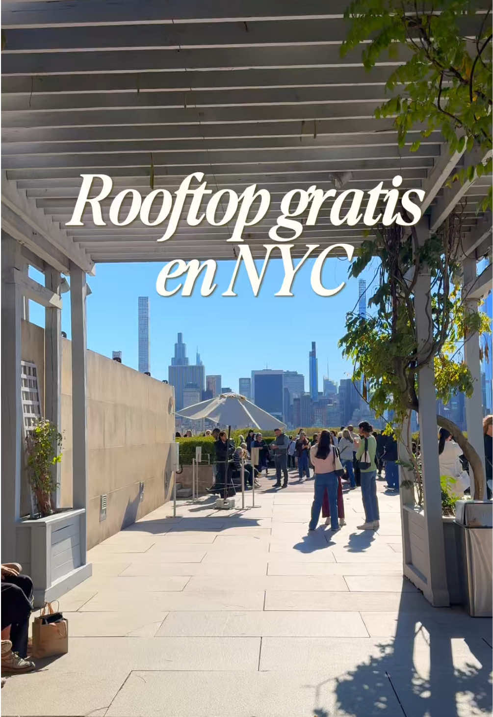 Vistas a Central Park y al skyline de manhattan✅ Ya conocías este rooftop?⬇️👀 👉 Dirección: 1000 Fifth Avenue, New York, NY 10028 (Entrada principal por la 5ta Avenida entre las calles 80 y 84, justo frente a Central Park) Toma el elevador hasta el último piso (nivel 5 o Roof Garden). . . . . . . . . #NYC #MetMuseum #NYCRooftop #ThingstoDoInNYC #NYCViews 