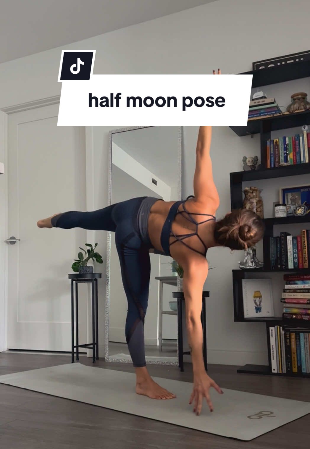#yogateachertips #halfmoonpose #yogainspiration #yogaforbeginners #yogapose 