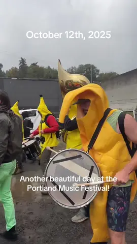 Nothing to see here… Just some bananas jamming outside the Portland 🧊 Detention Center. Continuing to keep it peaceful. #peacefulprotest #portlandmusicfestival #warravagedportland #bananas 