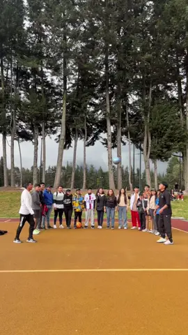 “La verdad, «más valen dos que uno», porque sacan más provecho de lo que hacen. Además, si uno de ellos se tropieza, el otro puede levantarlo.” ✝️🤍 ‭‭Ecle‬ 4‬:‭9‬-‭10‬ ‭TLA‬‬ #fpyシ #reels #jovenescristianos #tiktokscristianos #kanyewest 