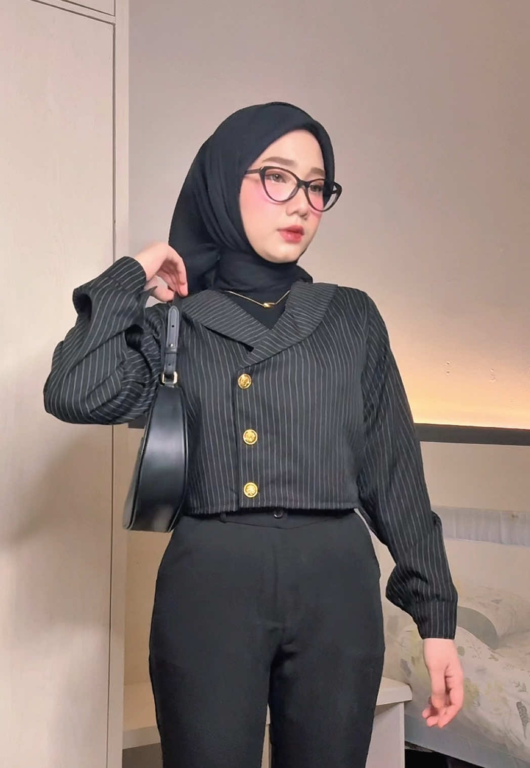 Blazer crop from @Eveline Bandung❤️‍🔥  #blazer #blazercrop #atasanwanita #rekomendasioutfit #fyppppppppppppppppppppppp 