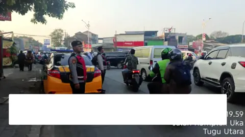 Jakarta Utara – Pada Senin (13/10/2025) pukul 06.30 WIB, personel Unit Samapta Polsek Koja Polres Metro Jakarta Utara melaksanakan kegiatan pengaturan lalu lintas pagi di sejumlah titik rawan kemacetan di wilayah hukum Polsek Koja. Kegiatan ini bertujuan untuk menjaga kelancaran arus lalu lintas pada jam sibuk masyarakat beraktivitas, sekaligus mengantisipasi potensi tindak kejahatan jalanan seperti jambret dan pencurian kendaraan bermotor. Personel Samapta juga memberikan imbauan kepada para pengendara agar tetap tertib berlalu lintas, mematuhi rambu-rambu, dan menjaga keselamatan diri maupun pengguna jalan lainnya. Kegiatan pengaturan lalu lintas rutin ini merupakan bagian dari upaya Polsek Koja dalam mendukung Program Jaga Jakarta melalui peningkatan pelayanan dan kehadiran polisi di tengah masyarakat. #polresmetrojakartautara #ditsamapta #jakartautara #divisihumaspolri #spripimpolri  . @andrysuharto17091974  @ditsamapta @humas.poldametro  @spripimpoldametro  @spripim.polri  @poldametrojaya  @polrestrojakut 