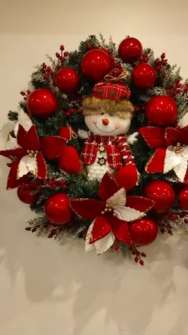 modelo de guirlanda de natal para porta, com boneco de neve, bolas e flores. 60CM lindíssima. #tendencia #natal #arvoredenatal #guirlandadenatal #natal2025 