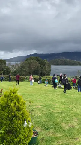 ✨🌿 ¡Bienvenidos al Club Jardín del Lago! 🌿✨ Donde la buena energía, la comida deliciosa y la diversión se juntan frente a la laguna. 💫 🍽️ Restaurante con platos a la carta 🍹 Bar con cocteles de autor 🎶 Música en vivo y eventos especiales 🎉 Salón para celebraciones y reuniones 🌅 Espacios al aire libre llenos de encanto Ven, vive la experiencia, respira el aire del lago y disfruta cada momento. 💚 📍 Laguna de La Cocha – Vereda El Puerto 📲 Reservas: 321 775 2114 #ClubJardínDelLago #LaCocha #Restaurante #Bar #Eventos #TurismoNariño #BuenaEnergía #Naturaleza #ExperienciasÚnicas 