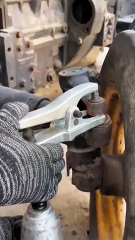 Separador de juntas de esferas profissional. Solta pivôs e terminais de direção travados sem danificar nada. Aço reforçado, abertura ajustável de 30 a 50 mm, ideal pra carros nacionais e importados. Ferramenta essencial pra quem quer manutenção rápida e precisa. #ferramentasmecanicas #oficinamecanica #automotivo #mecanico #ferramentasprofissionais