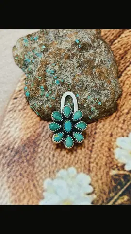 🌵 Meet the new purse charms from Nizhoni — a little turquoise, a lot of style. Your keys just got an upgrade. 💙 https://nizhonitradersllc.com/products/handmade-sterling-silver-kingman-turquoise-purse-key-clip-with-signed-nizhoni