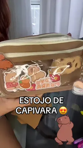 A bolsinha de capivara mais fofa do TikTok! Perfeita para estudantes que amam praticidade e estilo? cabe lápis, canetas, marca-textos e muito mais! Feita com material de ótima qualidade e acabamento impecável, ela é simplesmente irresistível 😍 🧡 Aproveite para garantir a sua e levar essa fofura pra sua rotina de estudos! 👉 Clique na colinha laranja antes que acabe! #bolsinhadecapivara #estojodecapivara #capybara #estudanteorganizada #fofuratemlimite 