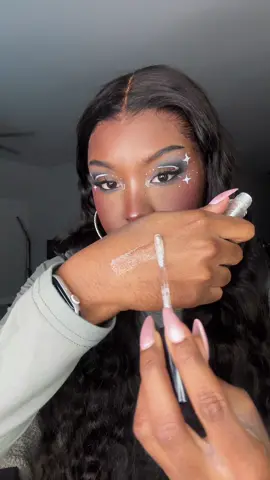 I love a nice glittery lip gloss, and I feel like this went PERFECTLY with this makeup look •• @Queencosmetics #glitterlipgloss #creatorsearchinsights #tiktokshopcreatorpicks #TikTokShopFalIDealsForYou #TikTokShopCyberMonday 