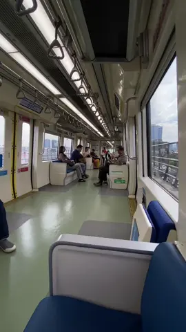 Naik LRT, liat kota berlari… tapi pikiran tetap kembali padamu. #lrtjabodebek #kotajakarta #vibes #transportasiumum #macet  